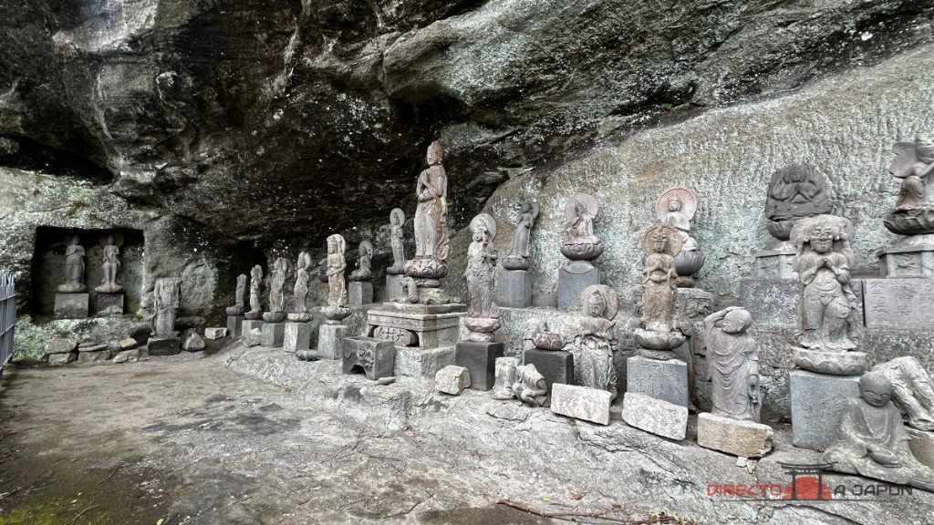Estatuas de los rakan bajo la roca