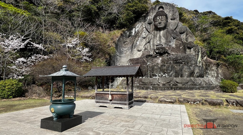 El buda, el incensario y los cerezos