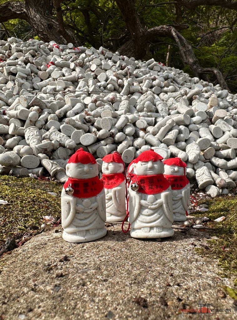 Pequeños Jizō junto a Onegai Jizō