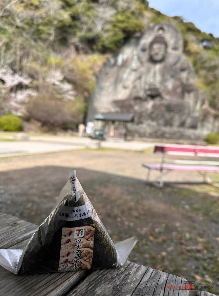 Onigiri con el gran buda al fondo
