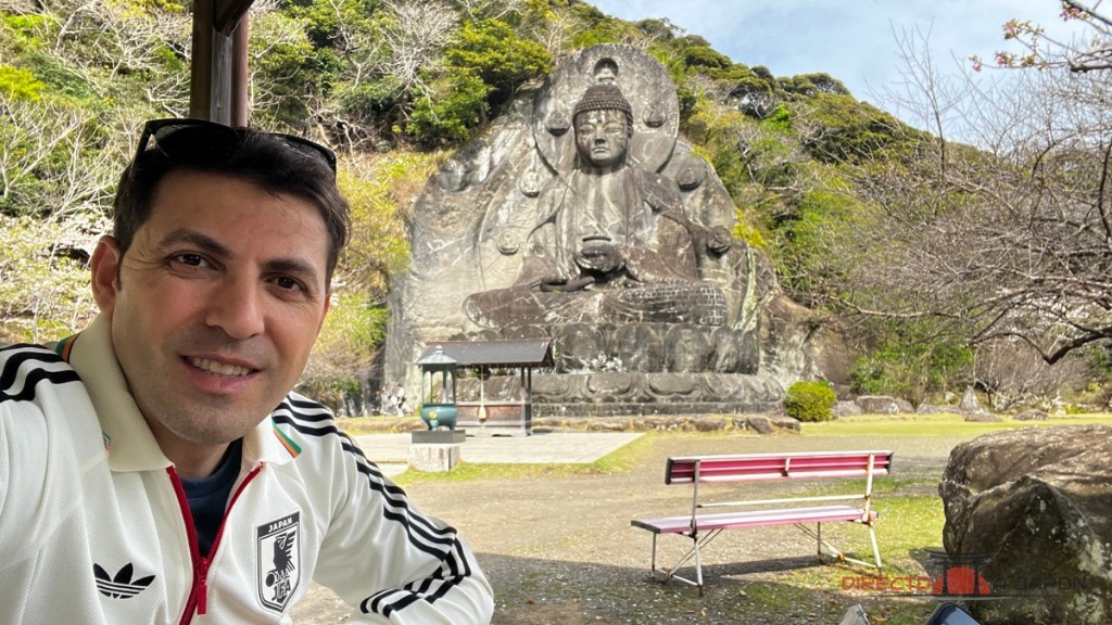 Edu comiendo en el cenador junto al buda