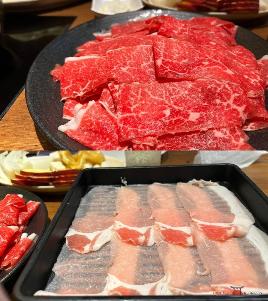 Collage de dos bandejas de carne cortada en láminas finas en Tajimaya