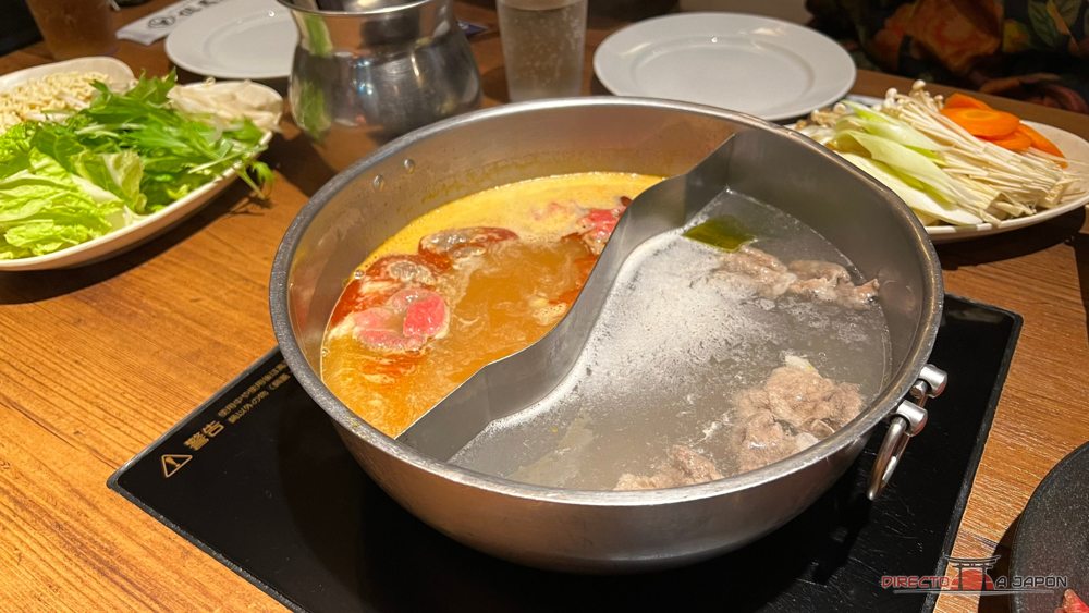 Olla dividida con dos caldos durante nuestra cena en Tajimaya