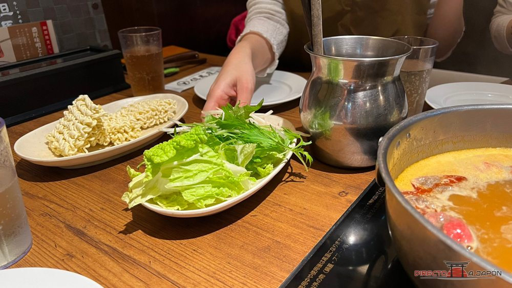 Bandeja de verduras y fideos junto a nuestra olla de shabu-shabu