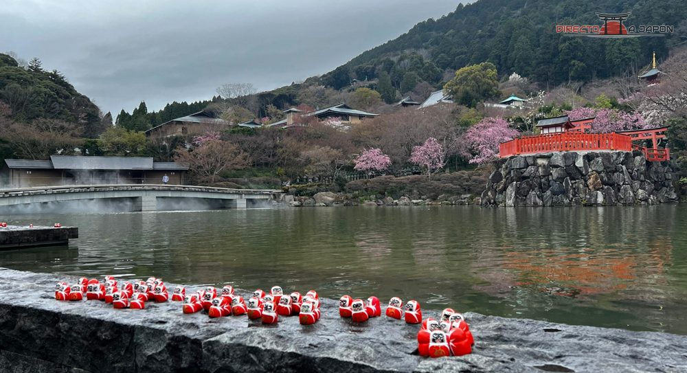 Estanque de Katsuo-ji con daruma en primer plano
