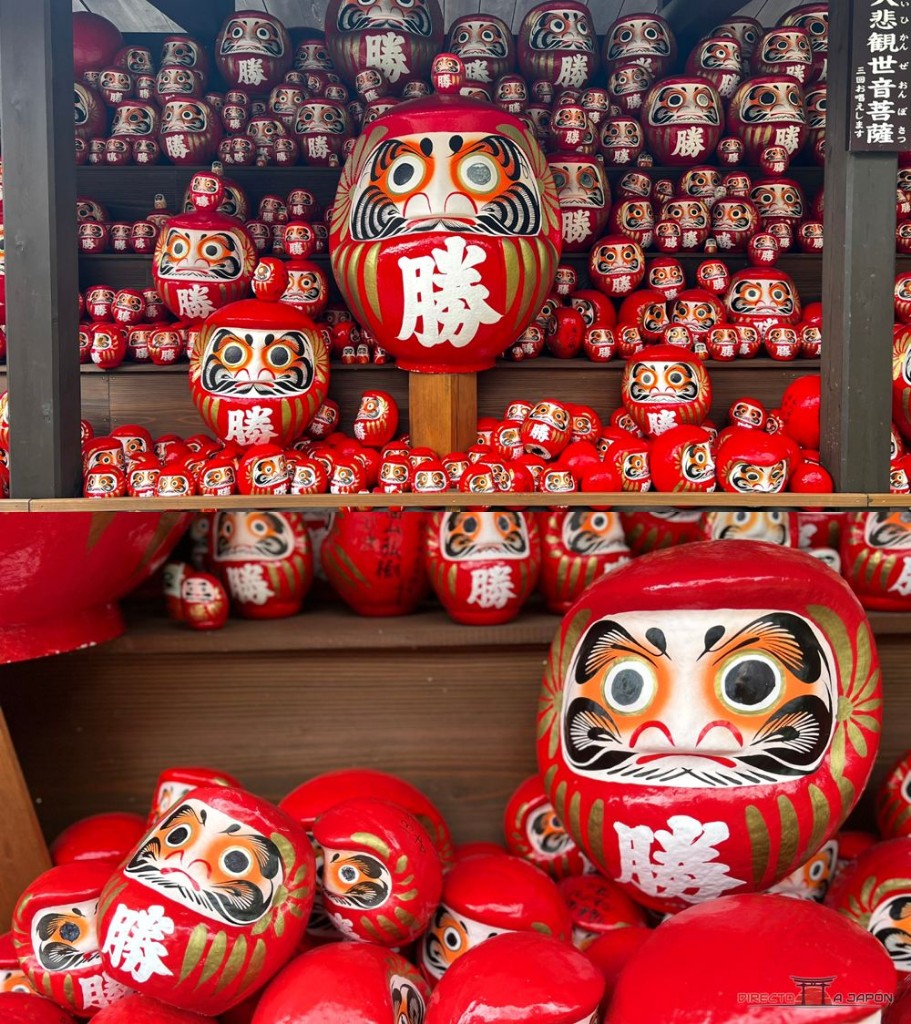 Collage de estantes con daruma grandes y detalle de una figura