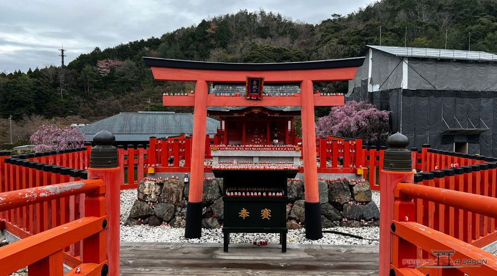 Torii rojo en el recinto de Katsuo-ji