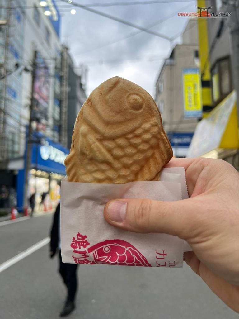 Taiyaki con forma de pez en su envoltorio, comprado en Osaka