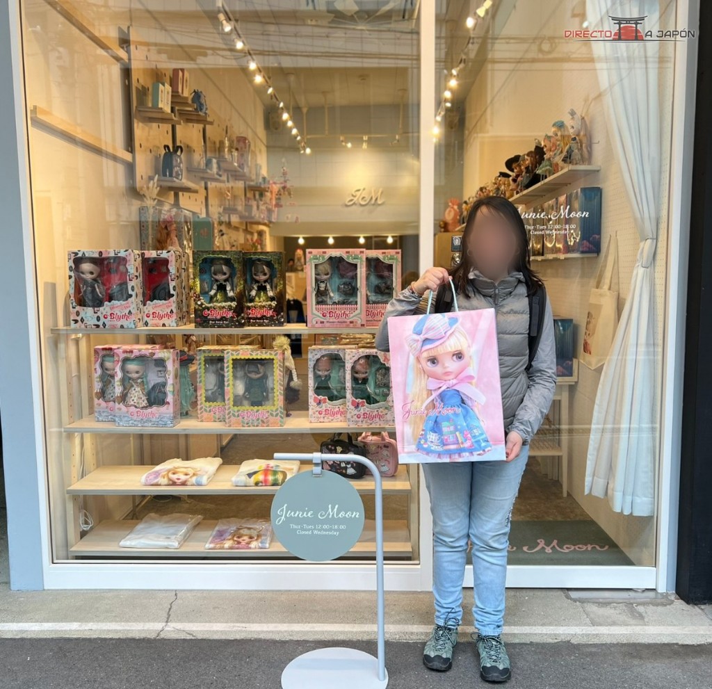 Escaparate de Junie Moon Horie en Osaka y bolsa con una muñeca Blythe