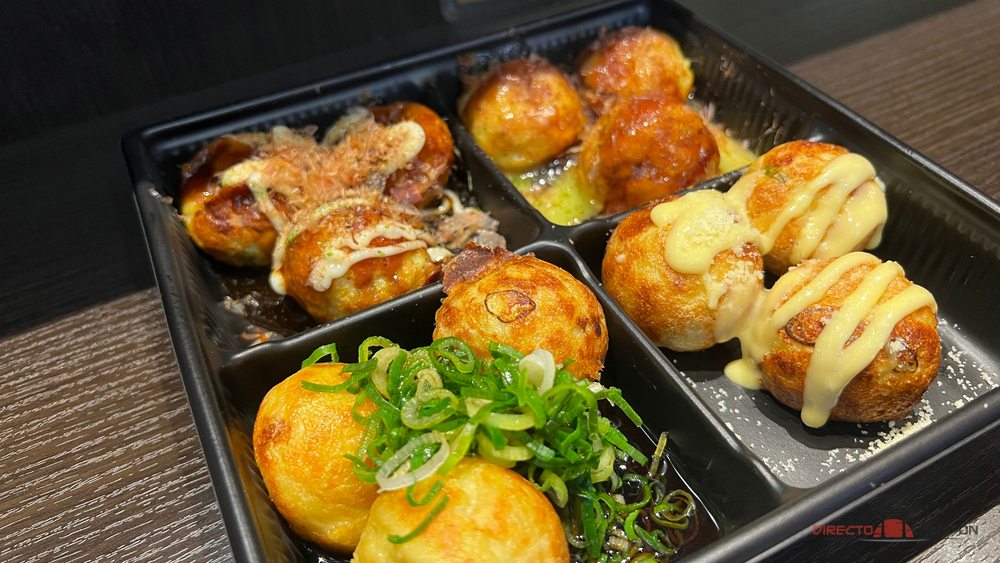 Bandeja de cuatro variedades de takoyaki que pedimos en Kukuru Shinsaibashi