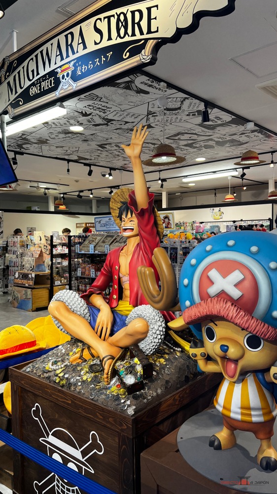 Luffy y Chopper en la entrada de una Mugiwara Store