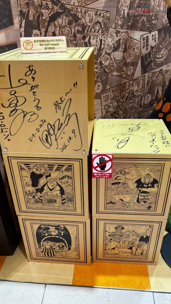 Cajas decoradas con ilustraciones de One Piece y firmas en Mugiwara Store Abeno