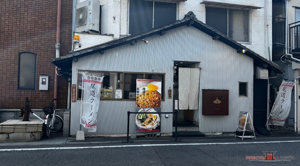 La fachada de Shoya, el restaurante que visitamos en Onomichi.