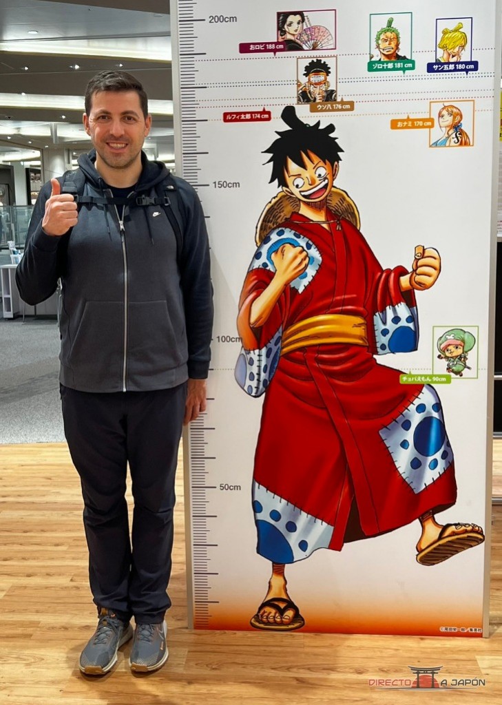 Edu junto a Luffy y el medidor de altura de One Piece en LaLaport Fukuoka.