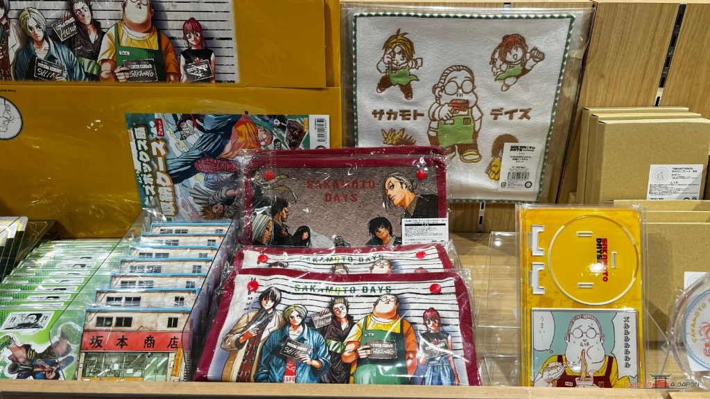 Productos de Sakamoto Days expuestos en Jump Shop de LaLaport Fukuoka.