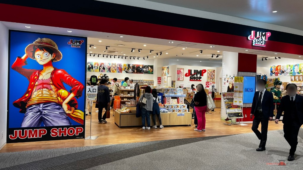 Entrada de Jump Shop de LaLaport Fukuoka con una gran imagen de Luffy.
