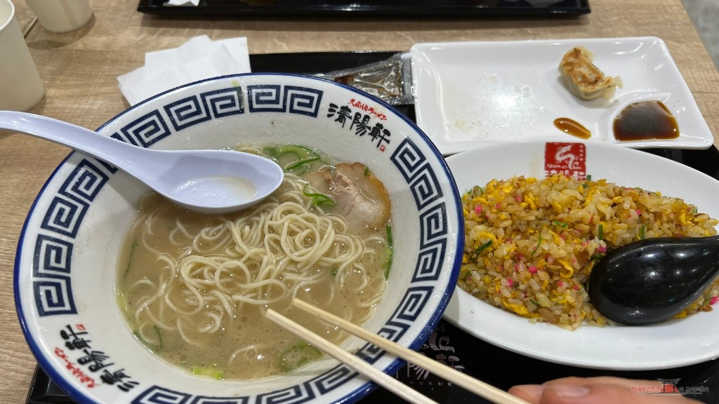 Pack de ramen, gyoza y arroz frito de Seiyoken en LaLaport Fukuoka.