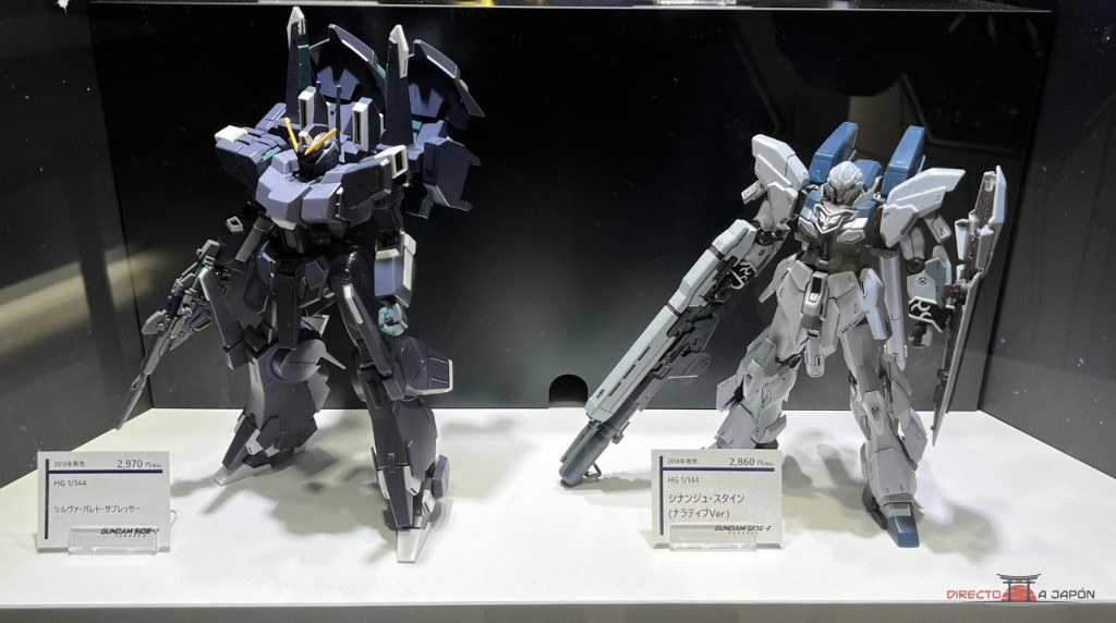 Dos maquetas Gunpla expuestas en Gundam SIDE-F de LaLaport Fukuoka.