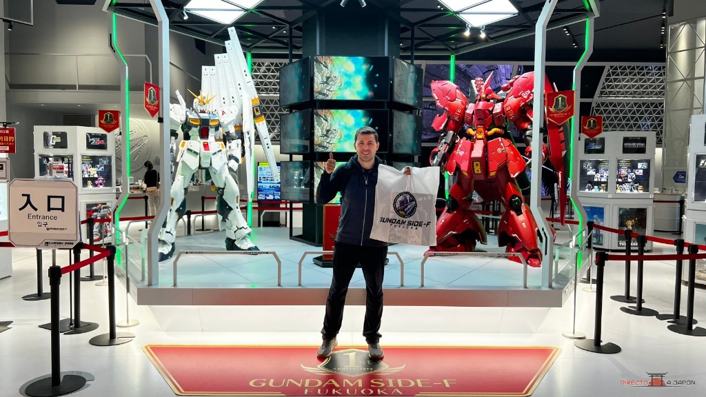 Edu en la entrada de Gundam SIDE-F de LaLaport Fukuoka.