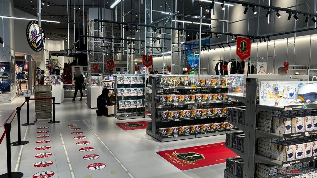 Expositores y cajas de Gunpla dentro de Gundam SIDE-F de LaLaport Fukuoka.