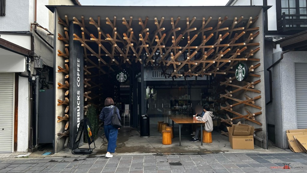 Fachada de Starbucks Dazaifutenmangu Omotesando, con entramado diagonal de madera diseñado por Kengo Kuma and Associates