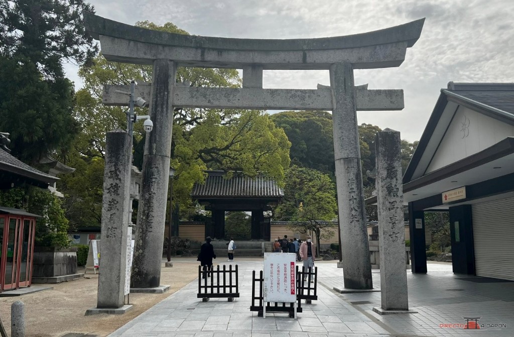 Torii de piedra a la entrada de Dazaifu Tenmangu, con pocos visitantes por la mañana