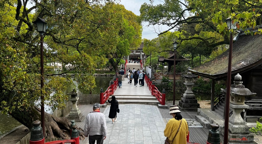 Puentes rojos sobre el estanque Shinji-ike en Dazaifu Tenmangu, rodeados de árboles