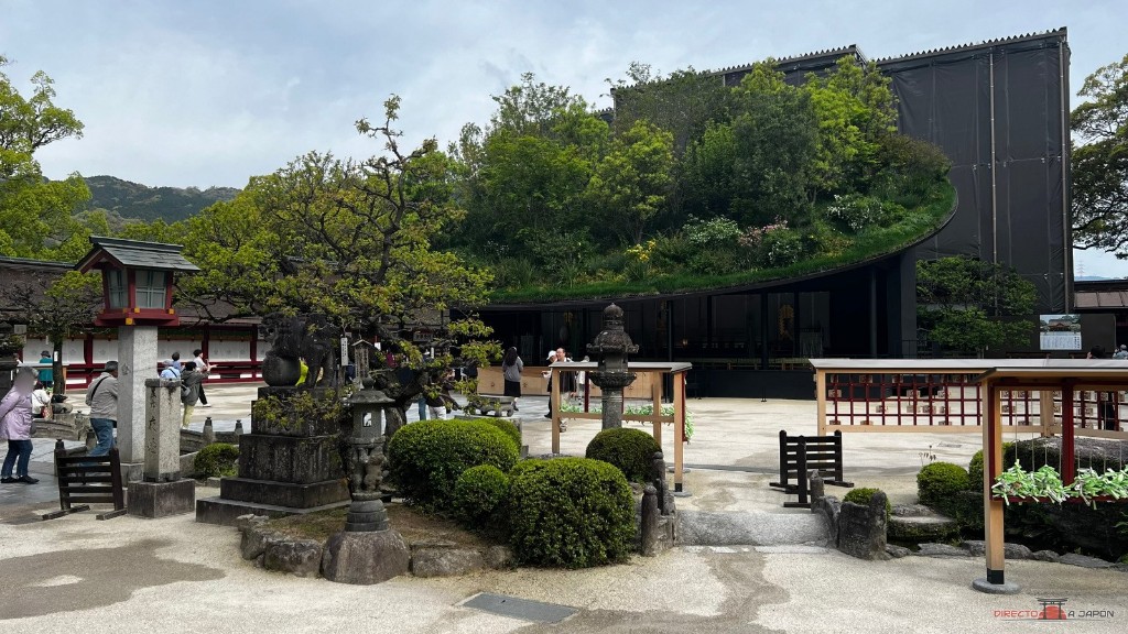 Pabellón temporal de Dazaifu Tenmangu diseñado por Sou Fujimoto, con vegetación en el tejado durante las obras