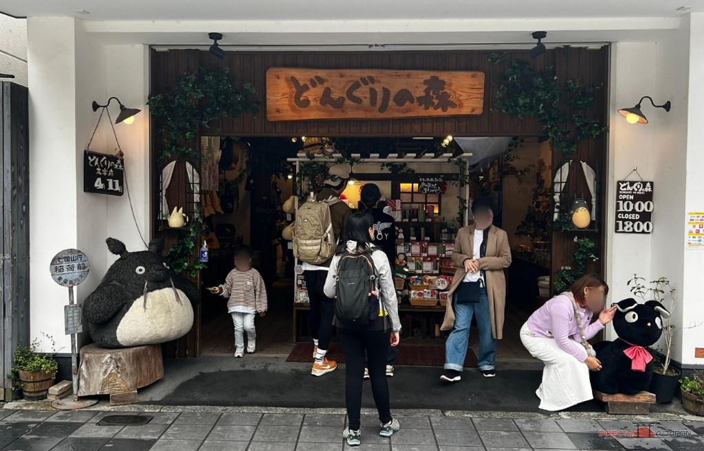 Entrada de Donguri no Mori en Dazaifu, con Totoro, Jiji y productos de Studio Ghibli