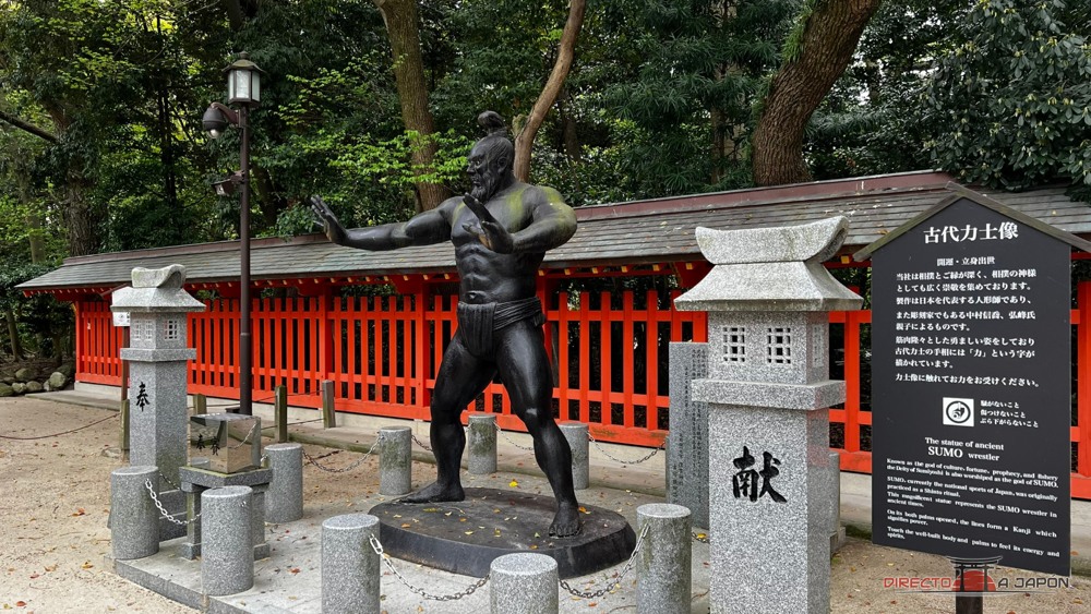 Estatua Kodai Rikishi-zo de un luchador de sumo en el santuario Sumiyoshi de Hakata, Fukuoka.