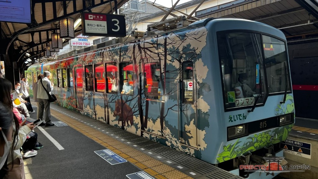 Tren de Eizan en el andén, con el número815 en el frontal