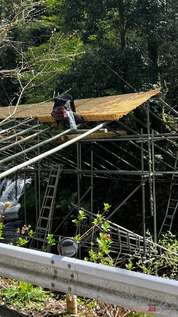 Trabajador montando una plataforma sobre el río de Kibune