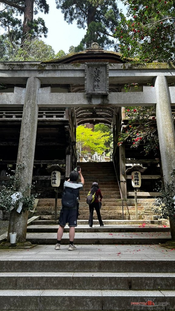 Torii de piedra y escaleras del santuario Yuki-jinja en Kurama