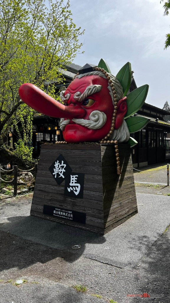 Gran cabeza roja de tengu junto a la estación de Kurama
