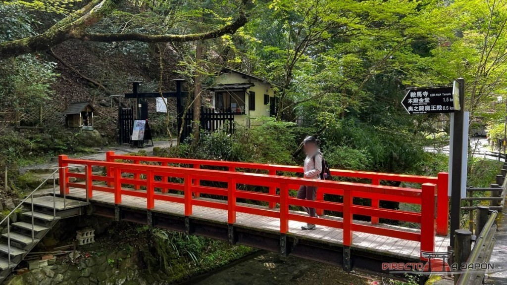 Puente rojo sobre el río en el acceso occidental al camino de Kurama