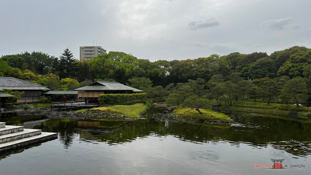 Estanque, vegetación y pabellón en el Jardín Shirotori de Nagoya