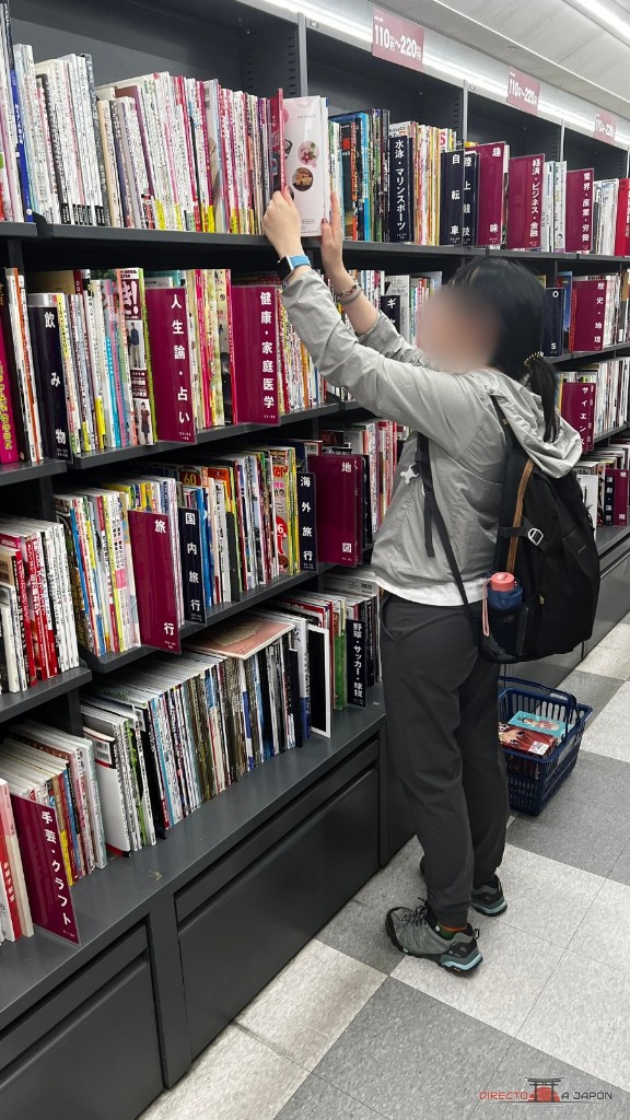 Buscando libros de manualidades en la sección 手芸・クラフト de BookOff