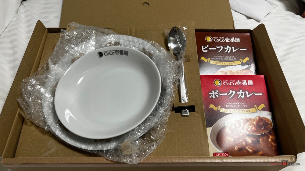 Dos platos, cuchara y curry preparado de la tienda online de CoCo Ichibanya