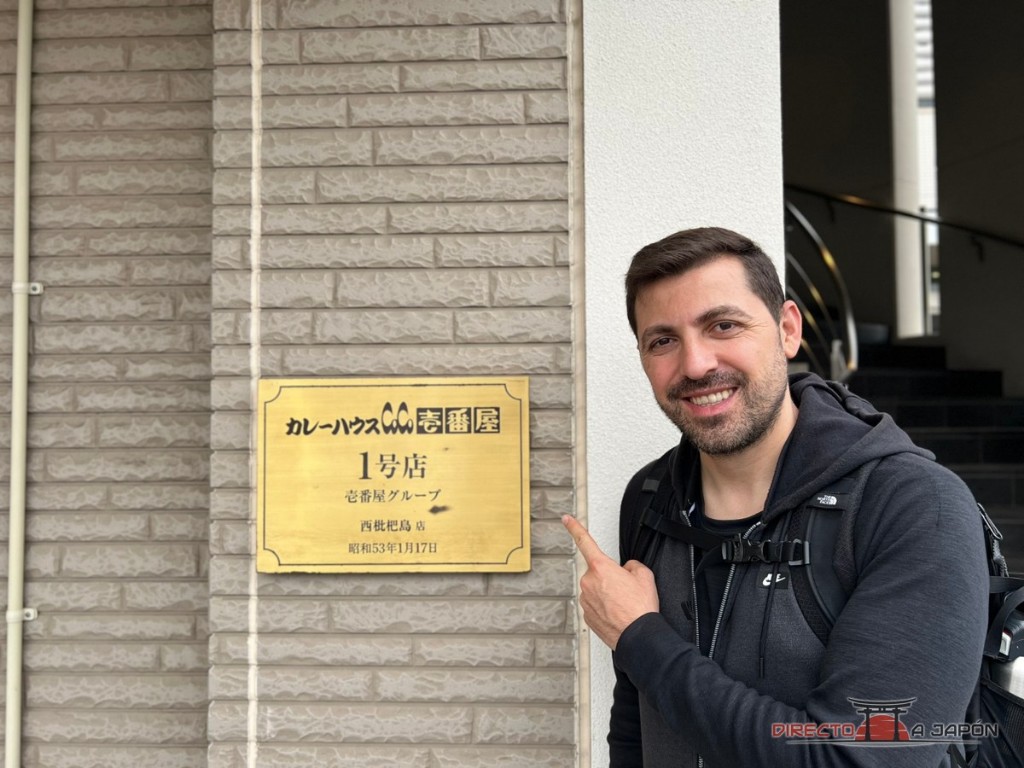 Edu junto a la placa del primer CoCo Ichibanya de Nishibiwajima