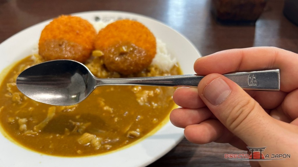 Plato de curry con croquetas y cuchara de CoCo Ichibanya en Nishibiwajima