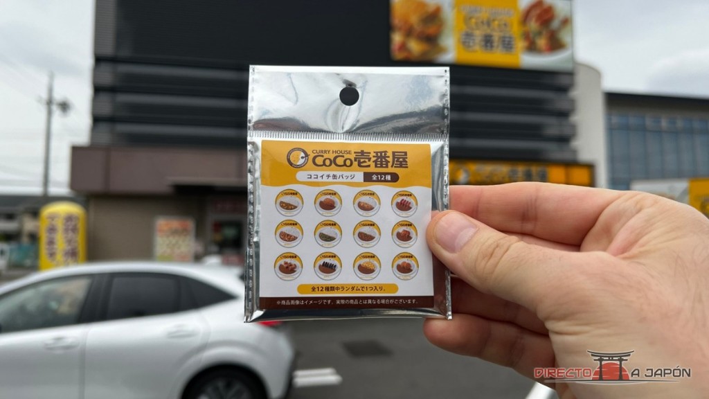 Sobre de una colección de doce chapas de CoCo Ichibanya delante del restaurante