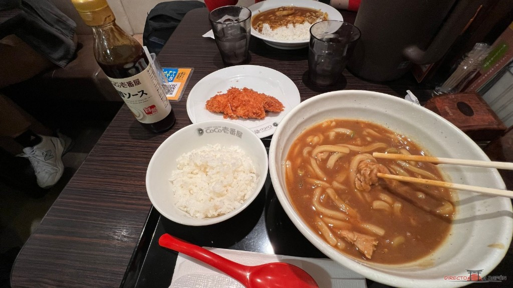 Curry udon, arroz y una pieza empanada servida en un plato aparte en CoCo Ichibanya