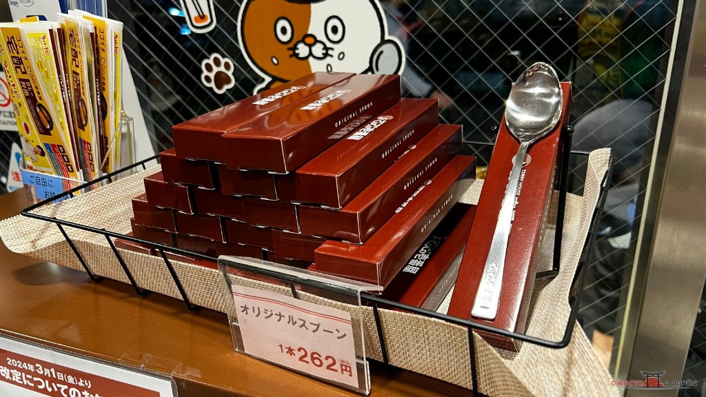 Cucharas originales CoCo Ichibanya con un cartel de 262 yenes por unidad, impuestos incluidos