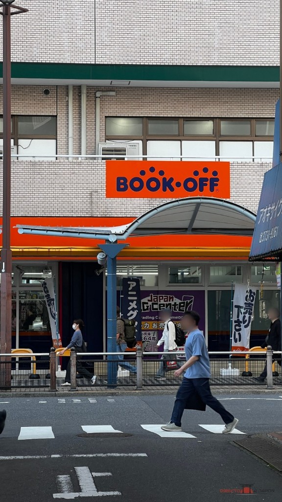 Fachada de una tienda BookOff con su rótulo naranja