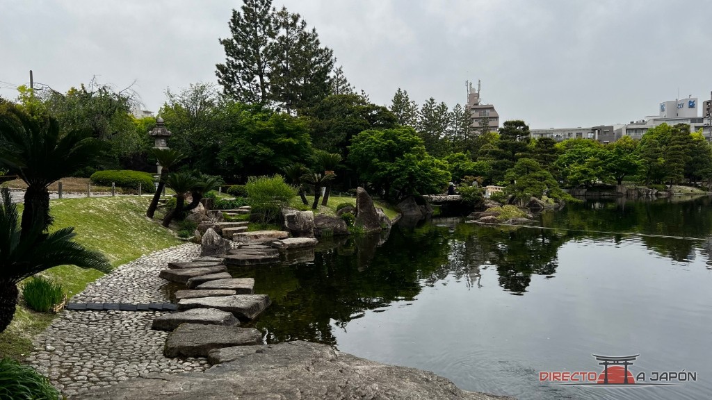 Pasos de piedra junto al estanque de Tokugawa-en
