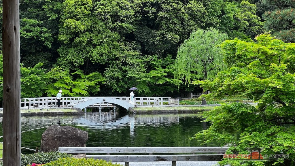 Puente arqueado de piedra clara en Tokugawa-en