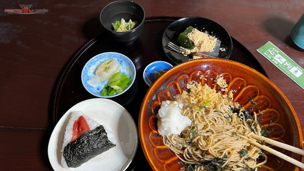 Bandeja con un cuenco de soba, un onigiri y acompañamientos en Nagomiya Kotengu
