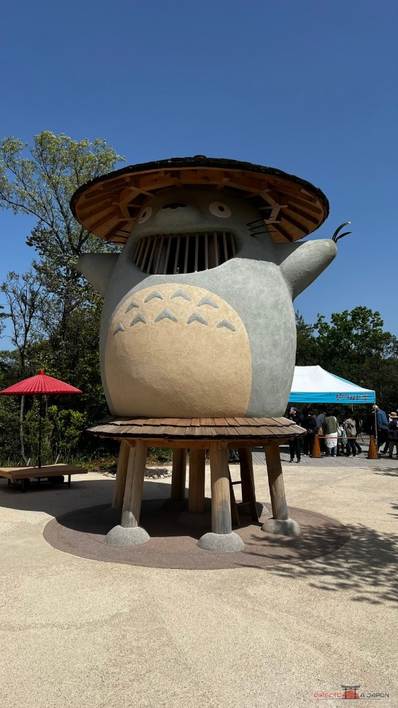 Estatua de madera de Totoro gigante del Dondoko-do, en la cima del bosque Dondoko del Parque Ghibli