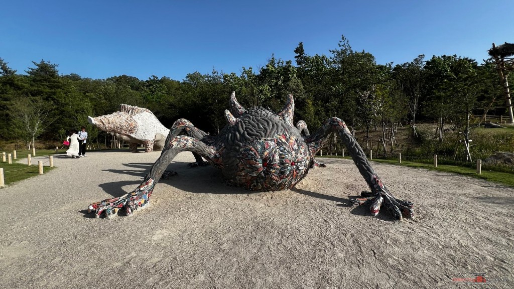 Esculturas del demonio Tatarigami y del dios jabalí Okkoto-nushi en Mononoke Village, Parque Ghibli