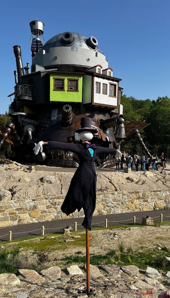 El castillo de Howl del Parque Ghibli con el espantapájaros cabeza de nabo en primer plano